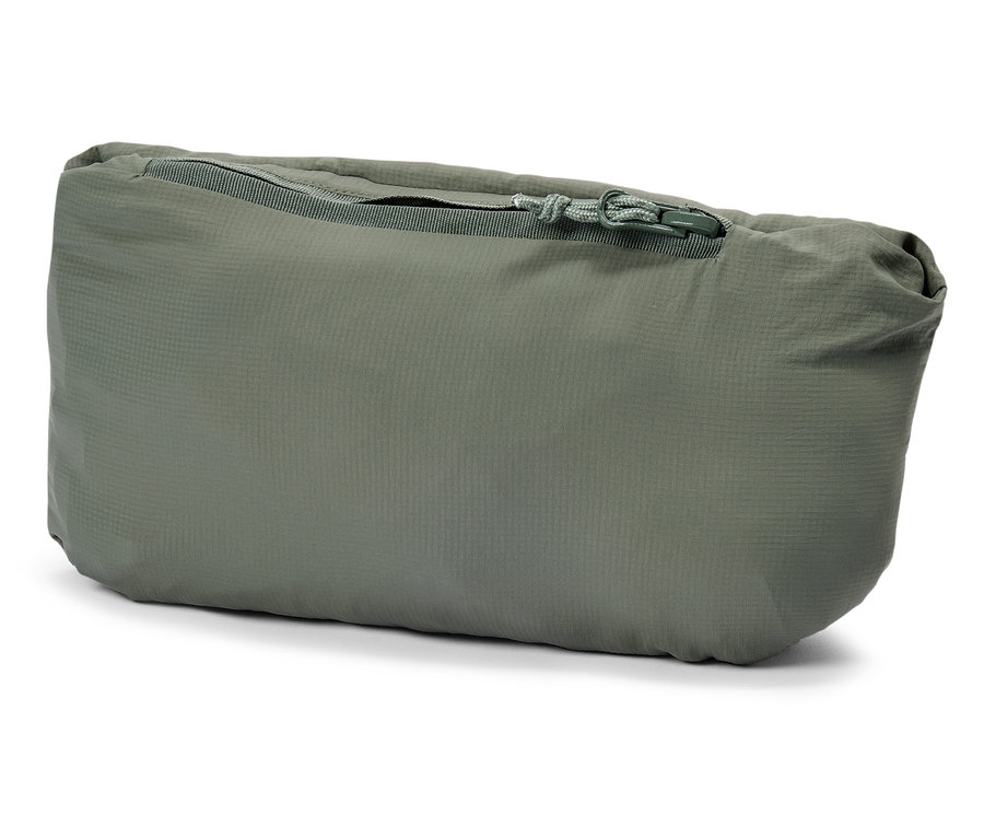 Zusammengefaltete, olivgrüne, rechteckige Stofftasche mit Reißverschluss oben.