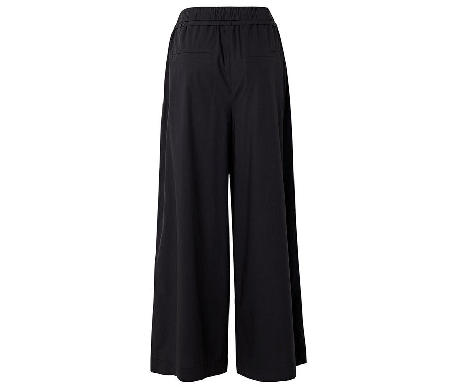 Von hinten gesehene, weite, schwarze Hose mit Gummibund und zwei Gesäßtaschen.
