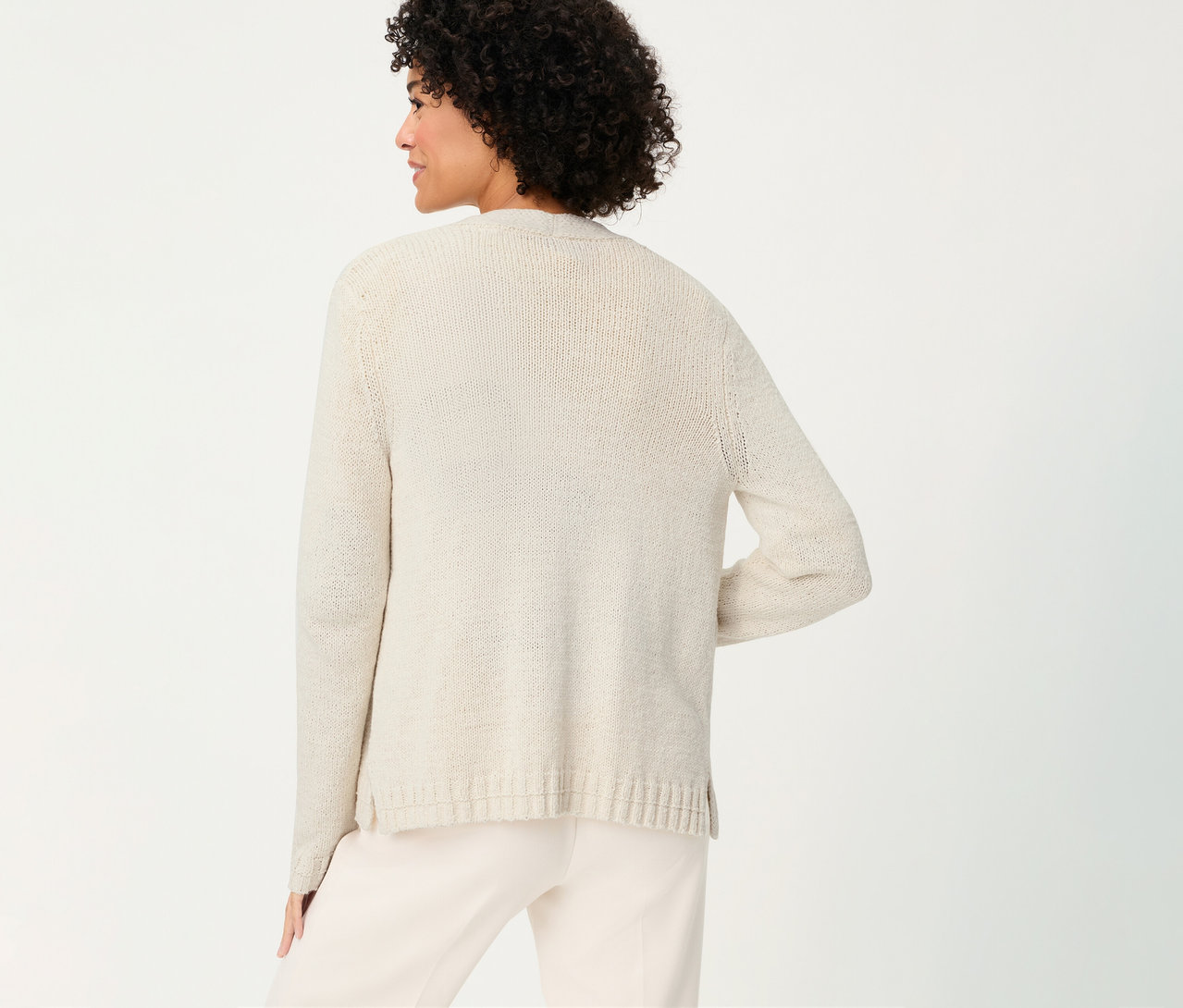 Frau von hinten mit Olsen Leinen-Cardigan in Beige und heller Hose.