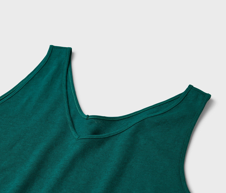 Nahaufnahme eines smaragdgrünen Tanktops mit V-Ausschnitt.