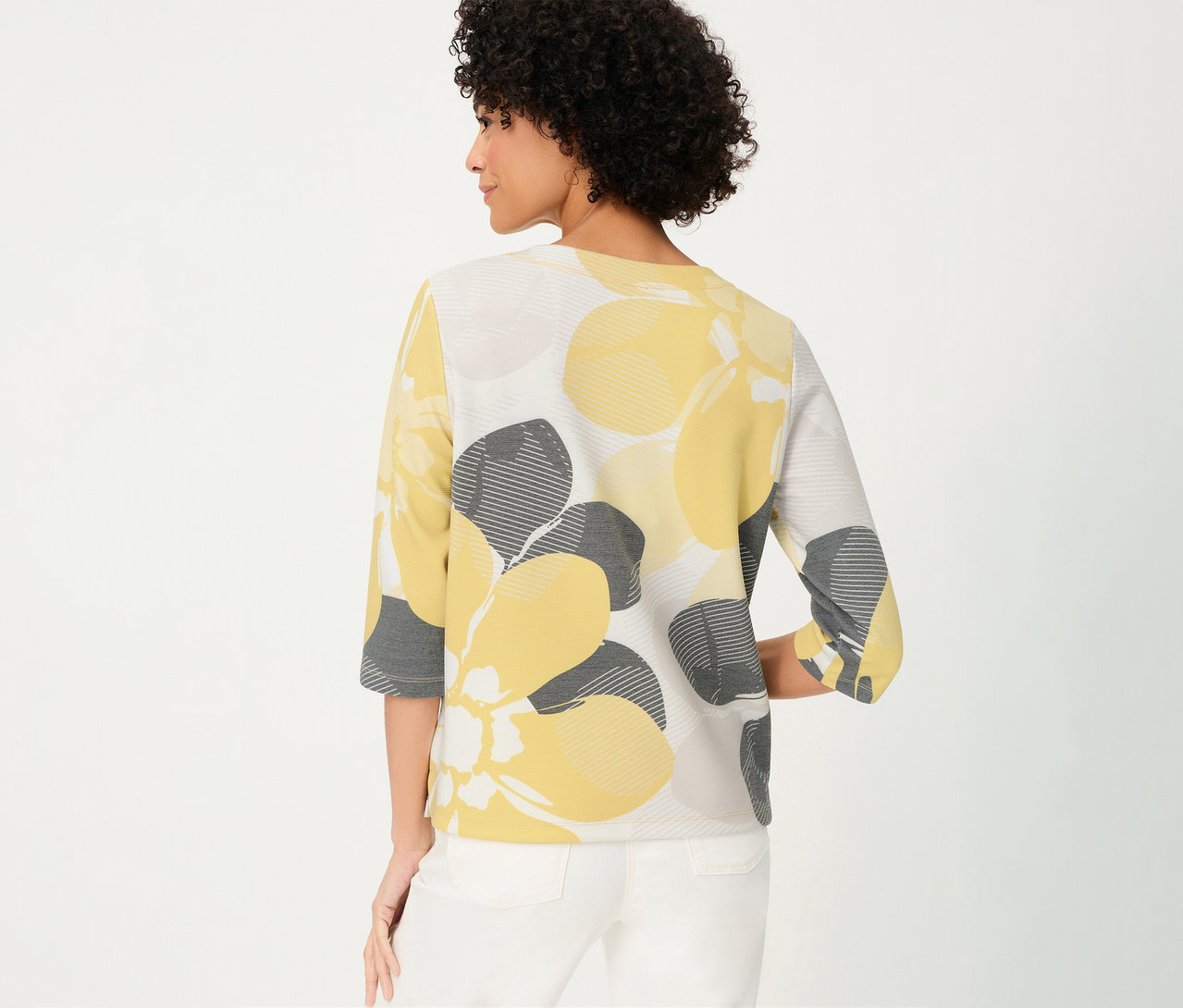 Frau von hinten mit weißer Hose und Olsen Sweatshirt »Ottoman« mit gelben und grauen Blumen.