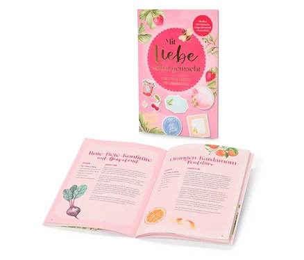 Das Buch »Mit Liebe selbstgemacht« liegt aufgeschlagen neben einem weiteren Exemplar. Die Seiten zeigen Rezepte für Konfitüren.