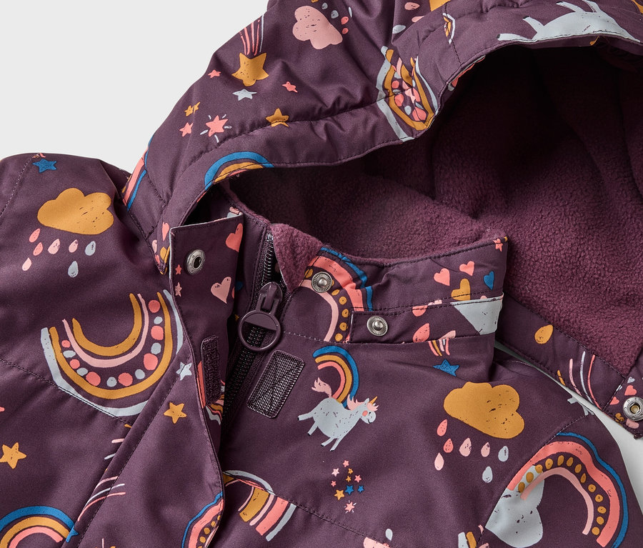 Nahaufnahme einer lila Kinderjacke mit Kapuze, verziert mit Einhörnern, Regenbögen, Sternen und Wolken.