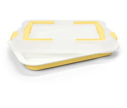 Gelbe Auflaufform mit transparentem Deckel leicht geöffnet.