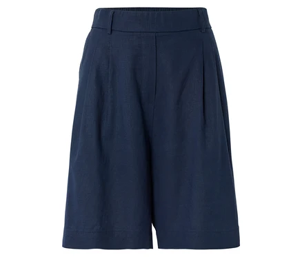 Marineblaue Shorts mit Bundfalten, freigestellt.