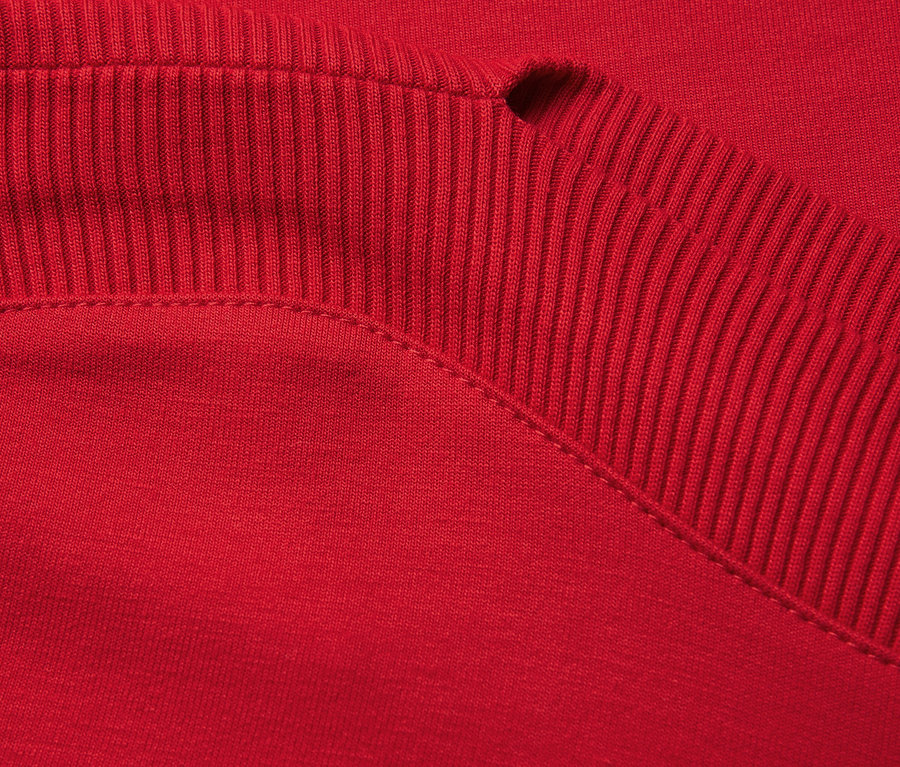 Nahaufnahme eines roten Street One T-Shirts mit Rippdetails.