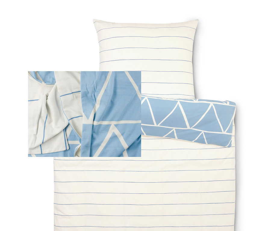 Bettwäsche-Set mit blau-weiß gestreiftem Bezug und Kissenbezug mit Dreiecksmuster.
