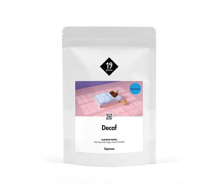 Weiße Verpackung von 19 Gramm Decaf Espresso mit einer Illustration eines Bettes und dem Text "Espresso".
