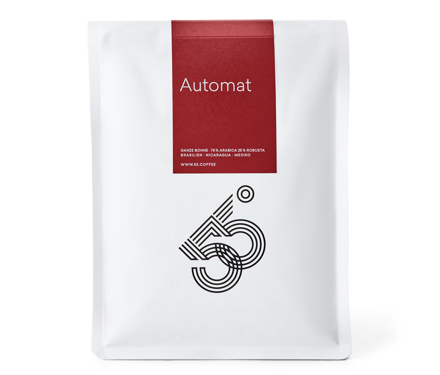 Nahaufnahme einer weißen Tüte 55 Degrees - Automat Caffè Crema - 1 kg Ganze Bohne Kaffeebohnen.