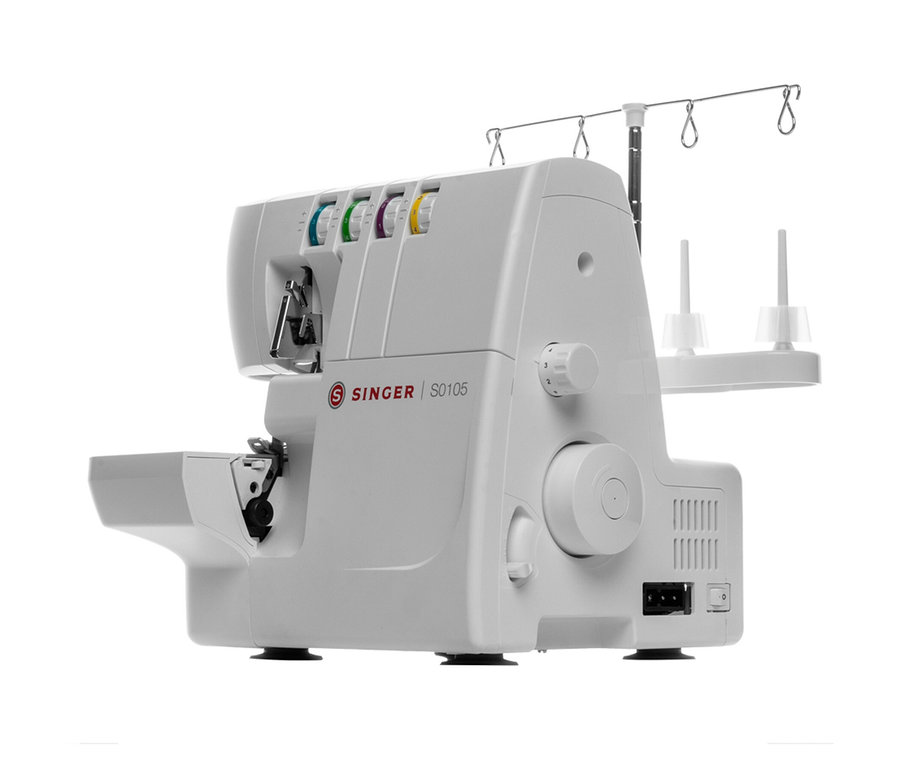 Detailansicht der weißen Singer Overlock-Nähmaschine »S0105«.