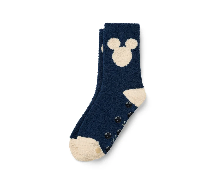 Detailaufnahme einer marineblauen Socke mit Mickey Mouse Motiv und Anti-Rutsch-Sohle.