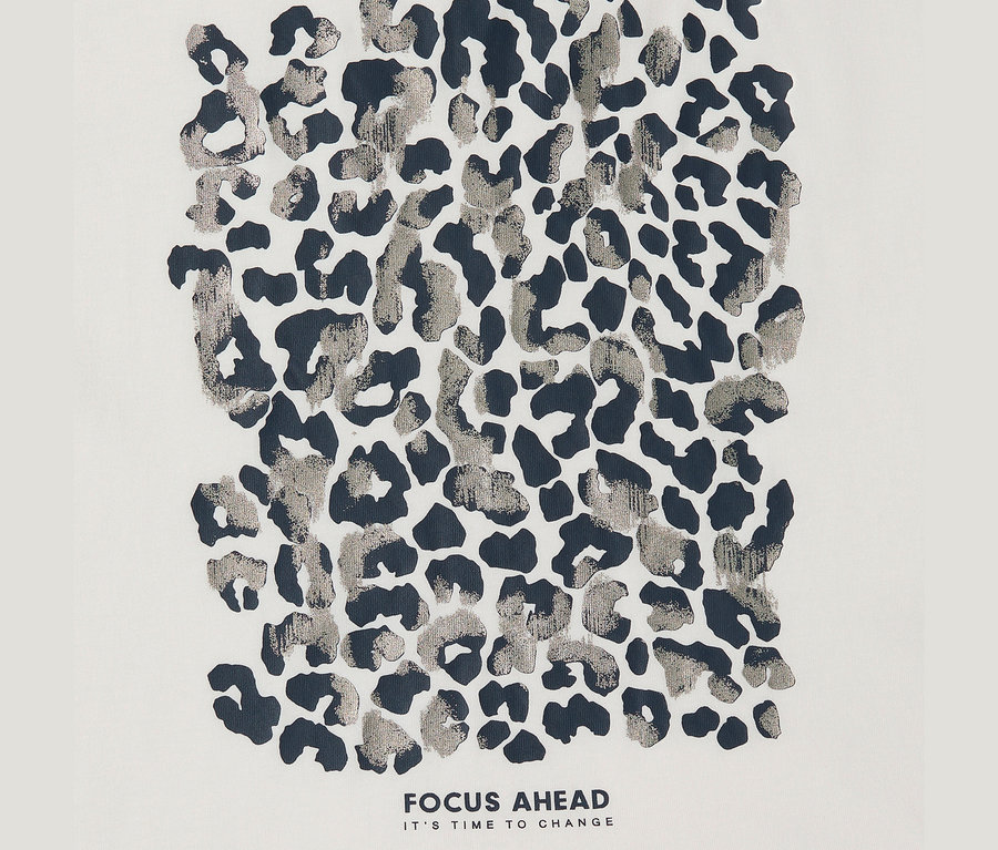CECIL Jerseyshirt mit dunkelgrauen und metallisch-silbernen Leopardenflecken auf hellem Hintergrund und dem Text „FOCUS AHEAD IT'S TIME TO CHANGE“.