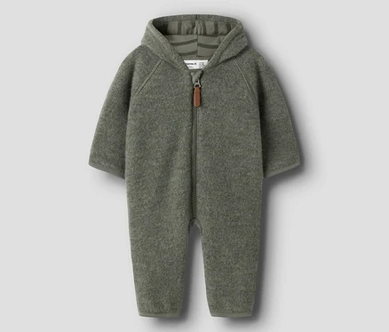 Olivgrüner Baby-Overall aus Fleece mit Kapuze, Raglanärmeln und Reißverschluss mit braunem Zugband.