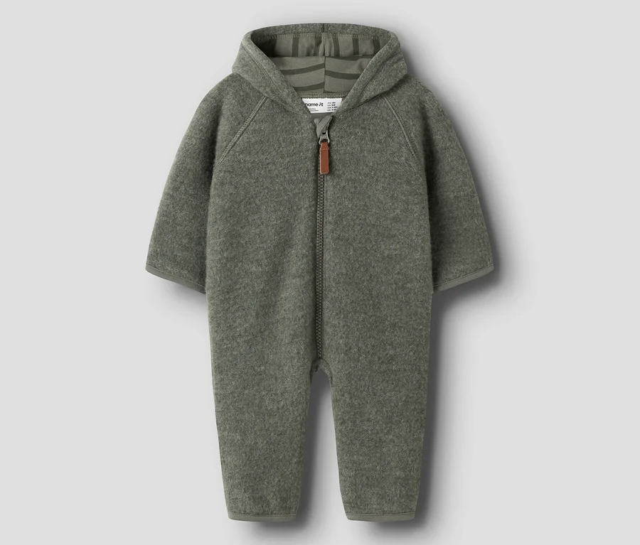 Olivgrüner Baby-Overall aus Fleece mit Kapuze, Raglanärmeln und Reißverschluss mit braunem Zugband.