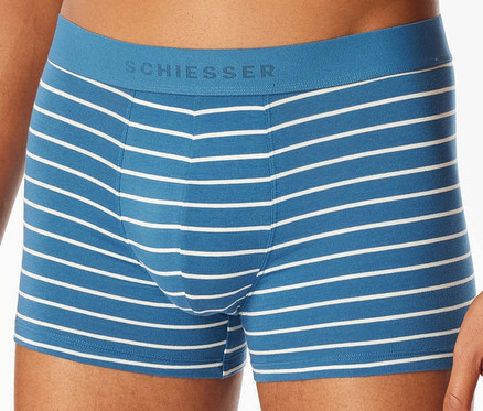 Mann trägt blaue Boxershorts mit weißen horizontalen Streifen.