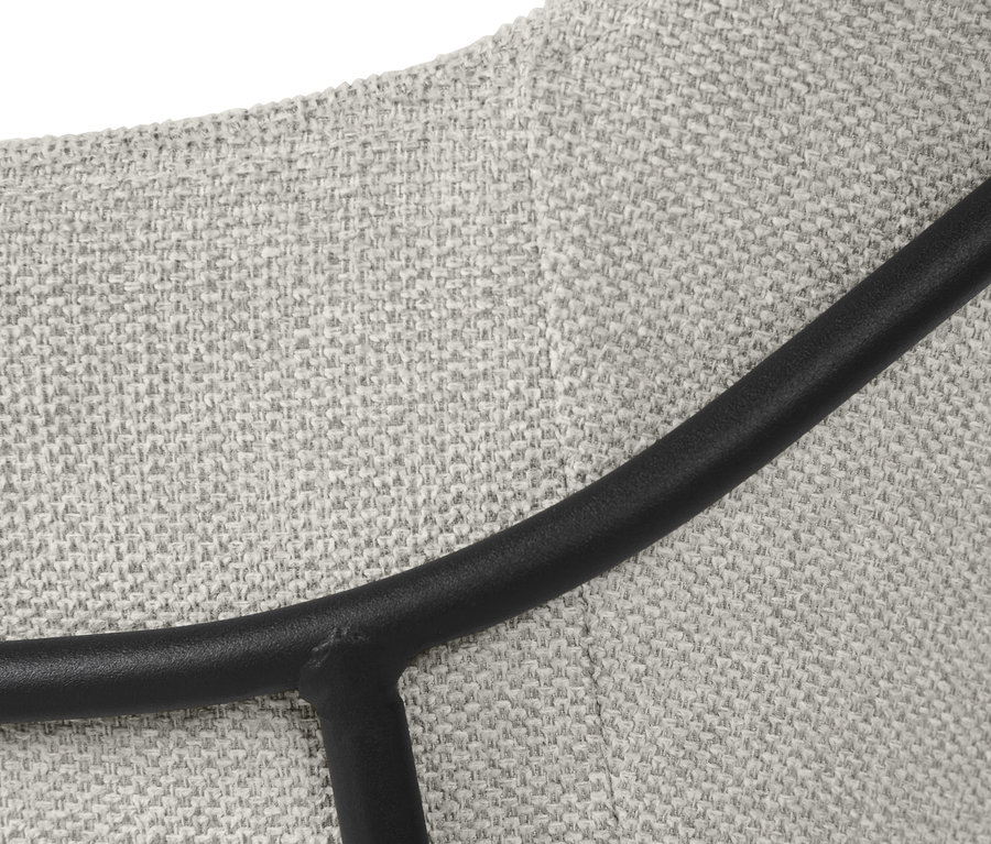 Detailansicht eines beigen, gepolsterten Schalenstuhls mit Metallbeinen.