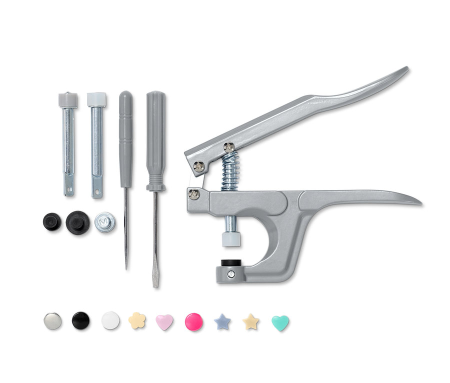 Ein Druckknopf-Set mit einer silbernen Zange, Aufsätzen und Schraubenziehern. Die Druckknöpfe sind in verschiedenen Farben und Formen.