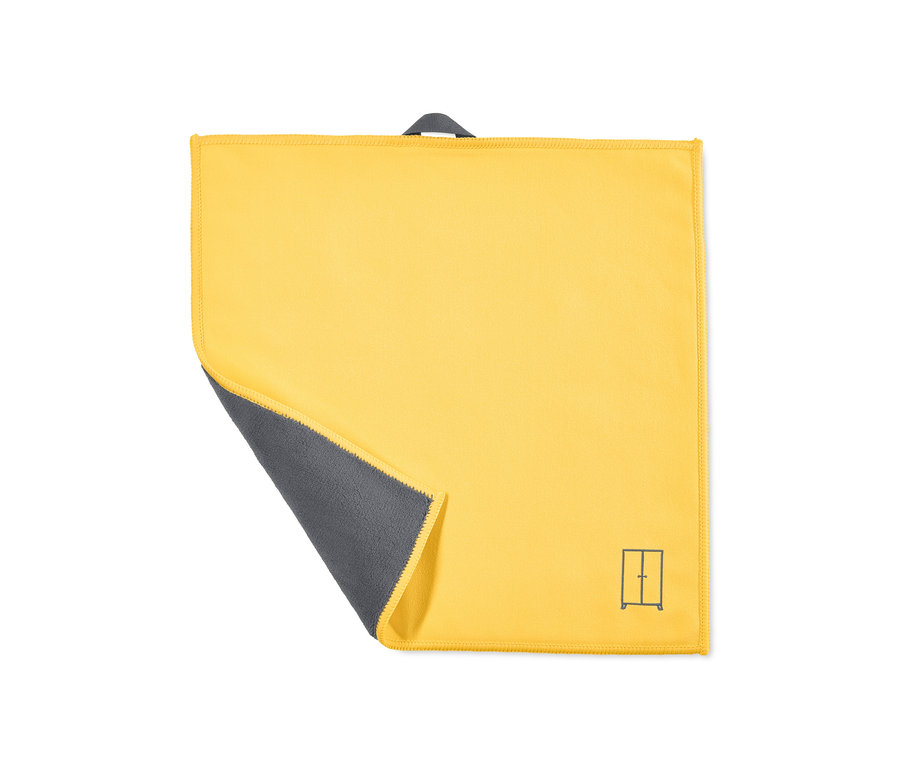 Gelbes Reinigungstuch des Premium-Reinigungstuch-Sets mit grauer Unterseite hängt.