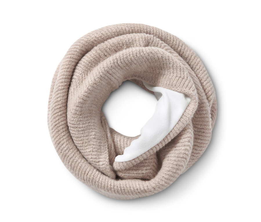 Beiger Struktur-Strickschlauchschal.