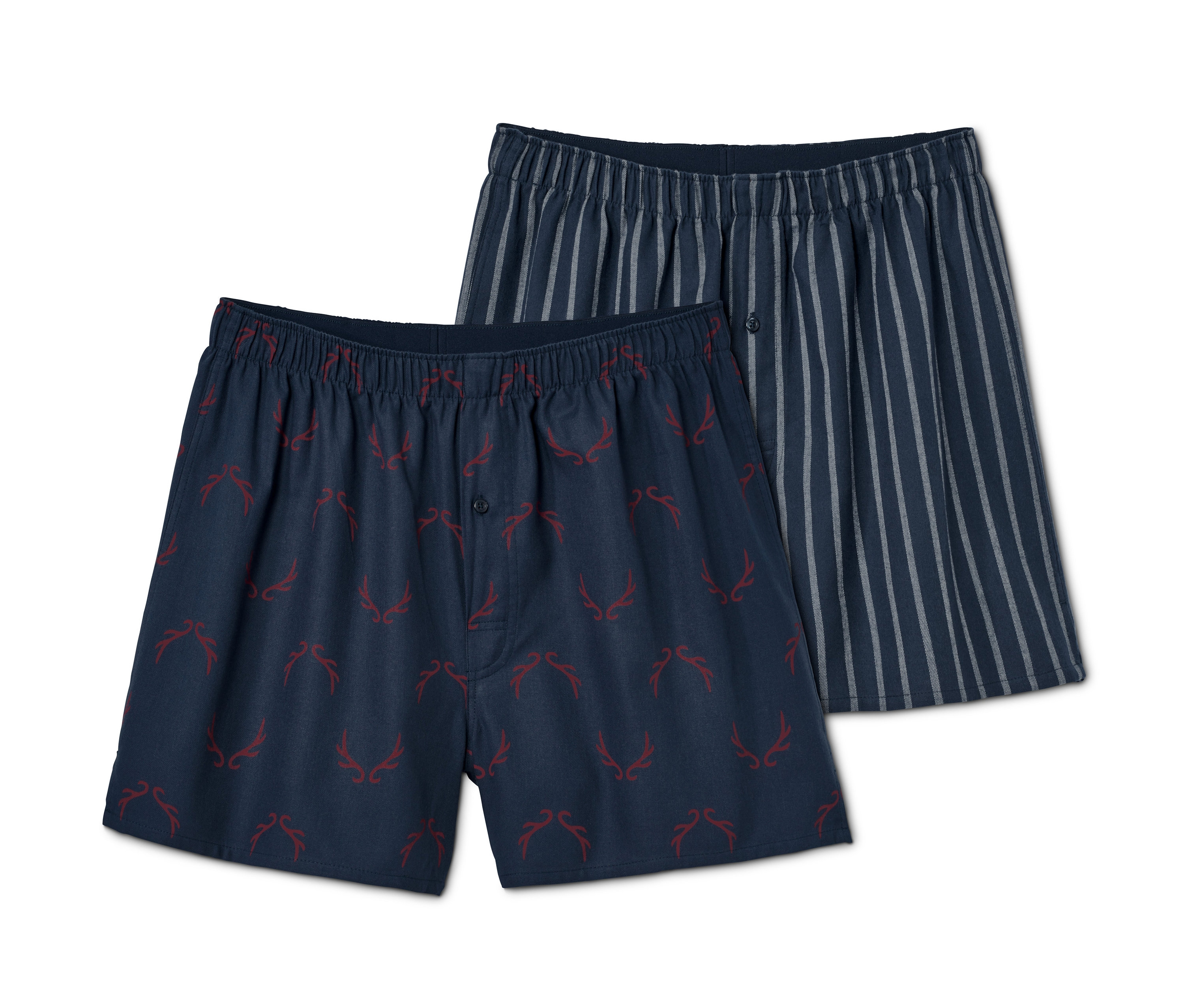 Zwei Flanell-Boxershorts: eine mit Alloverprint in Rot auf Dunkelblau, die andere gestreift in Grau auf Dunkelblau.