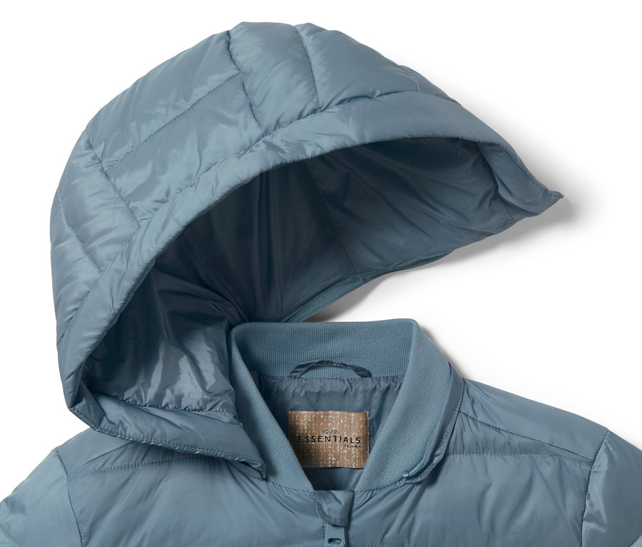Detailaufnahme einer blauen Steppjacke mit Kapuze.