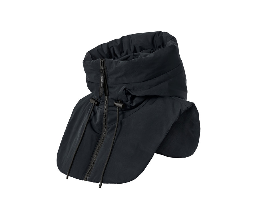 Eine wattierte Kapuze mit Stehkragen in Schwarz, mit Reißverschluss und Kordelzug.