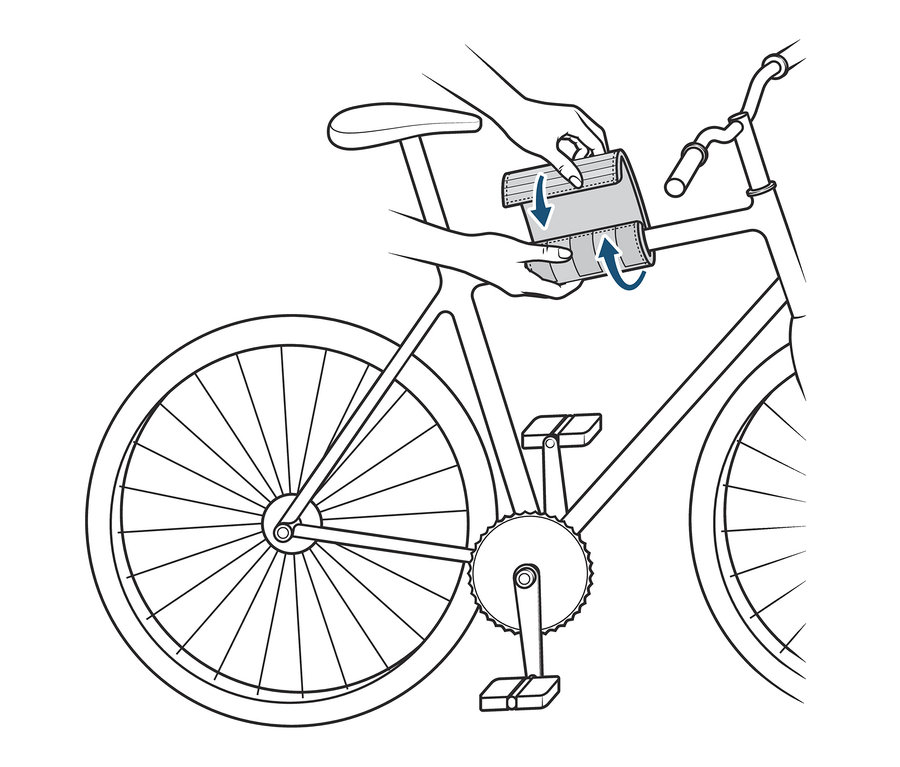 Hände befestigen ein Fahrrad-Reinigungstuch am Rahmen eines Fahrrads.