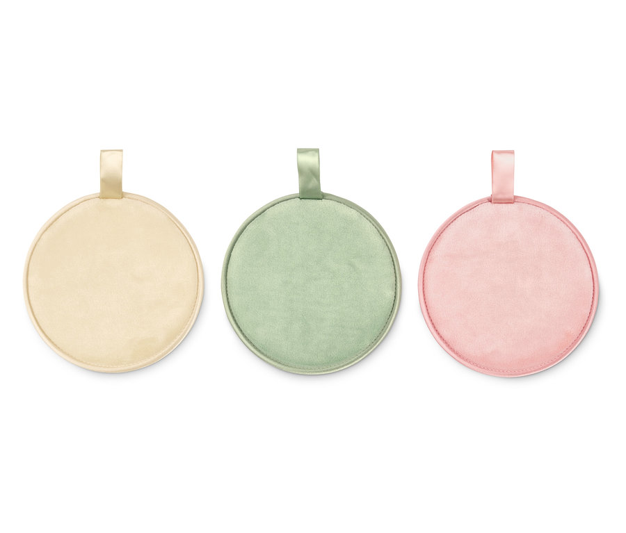 Drei extragroße, wiederverwendbare Abschminkpads in Beige, Grün und Rosa.