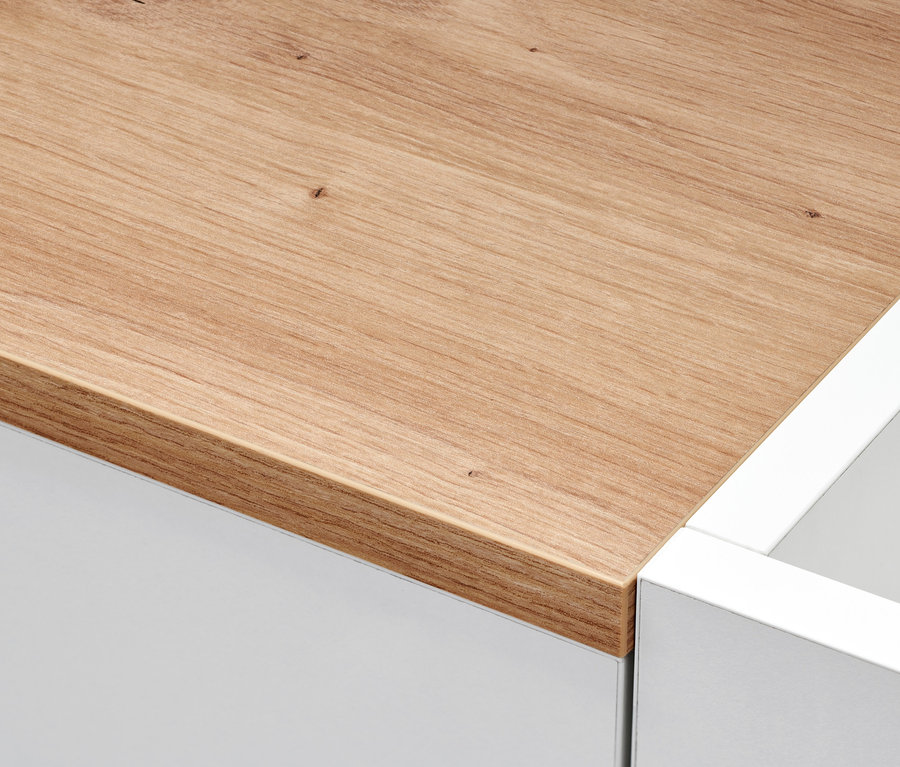 Detailansicht der Oberseite eines Highboards auf Rollen mit Holzplatte und weißen Türen.