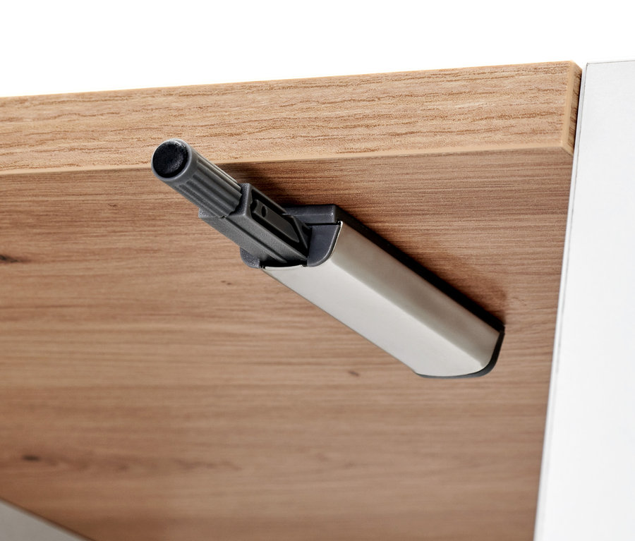 Detailansicht eines Highboards auf Rollen.