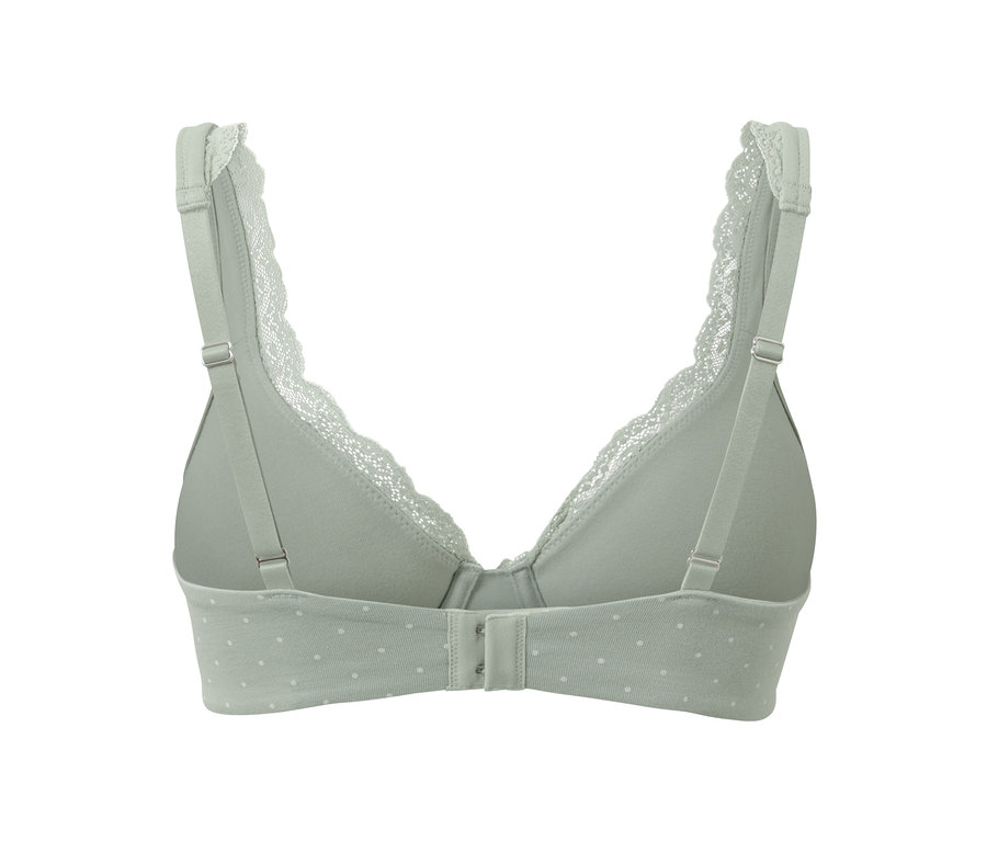 Detailansicht von hinten eines salbeigrünen Bügel-BHs. Der BH hat eine Spitzenborte und einen Hakenverschluss.