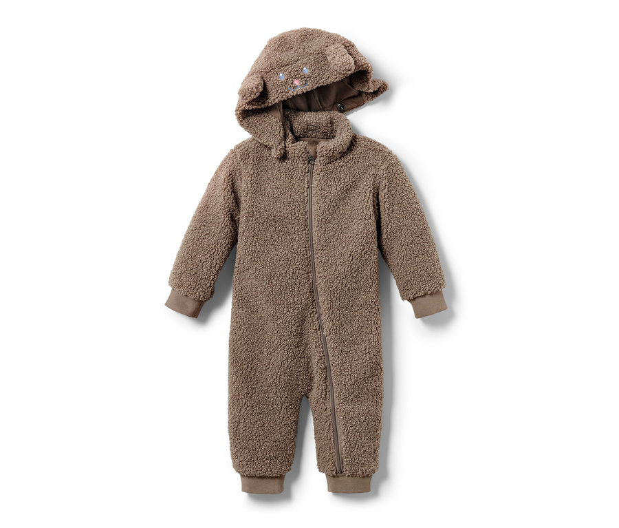 Brauner Baby-Teddyfleece-Overall mit Kapuze liegt auf einem weißen Hintergrund.