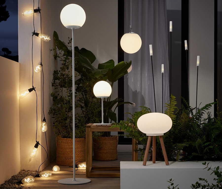 Außenbereich mit LED-Beleuchtung: LED-Akku-Tisch-, Steh- und Pendelleuchten, LED-Filament-Lichterkette und Solar-Leuchtspieße.