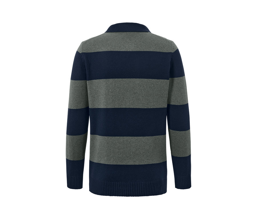 Ein gestreifter Pullover in Grau- und Blautönen.
