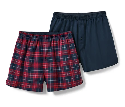 Zwei Flanell-Boxershorts, eine rot-blau kariert, die andere dunkelblau.