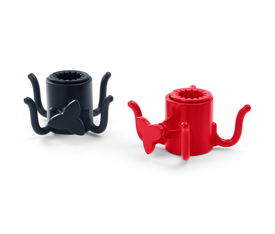 Zwei Sonnenschirm-Haken, einer schwarz und einer rot.