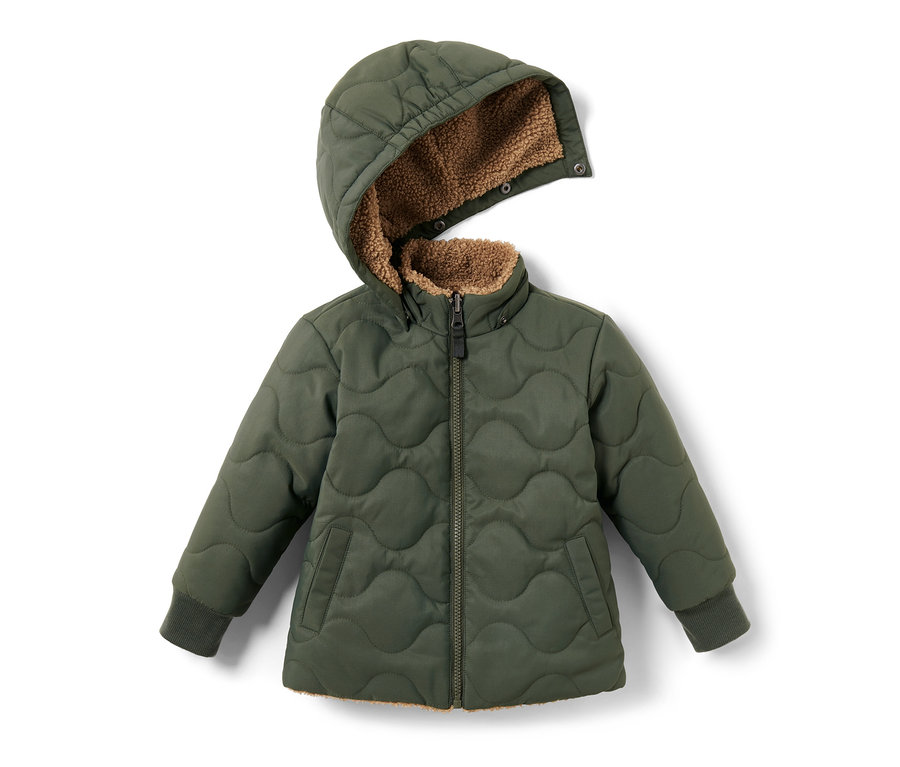 Grüne Kinder-Wendejacke mit Kapuze und braunem Teddyfutter.