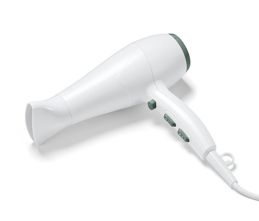 Ein weißer Ionen-Haartrockner liegt auf einer weißen Oberfläche.