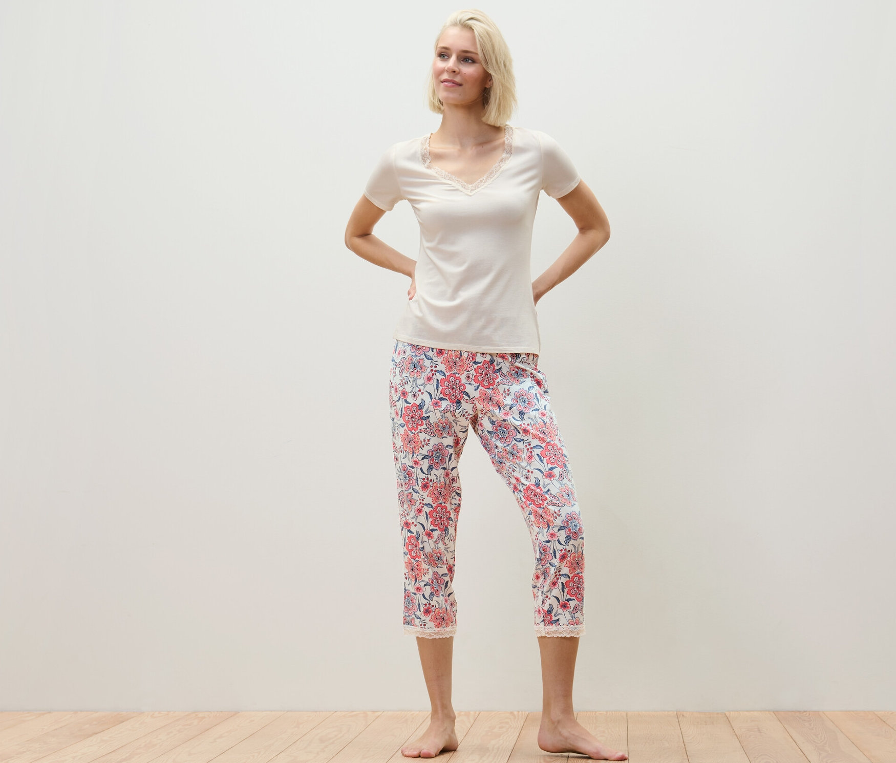 Frau posiert in einem Pyjama mit Alloverprint.