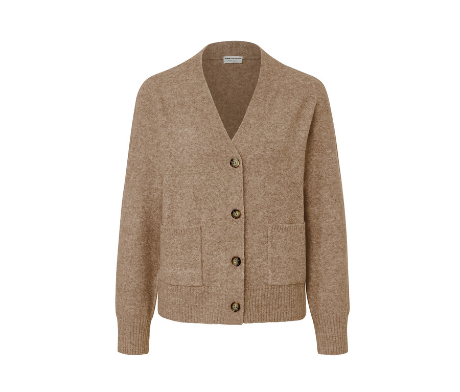 Eine hellbraune Strickjacke mit Wolle, Knöpfen und Taschen.