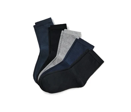 Fünf Paar Kinder-Socken in verschiedenen Farben liegen übereinander.