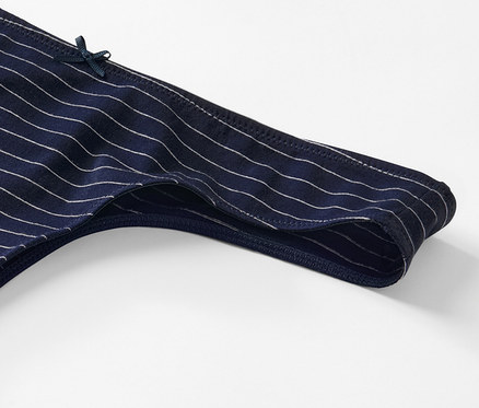 Detailaufnahme eines einzelnen, blau-weiss gestreiften Strings.