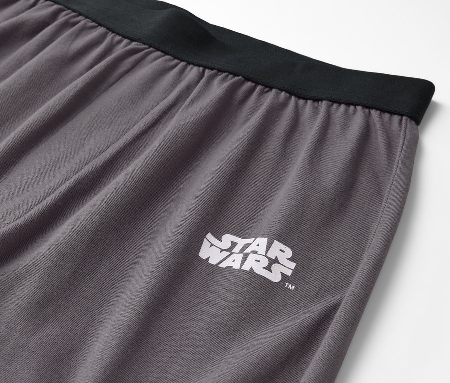 Detail einer grauen Hose mit schwarzem Bund und Star Wars-Logo.