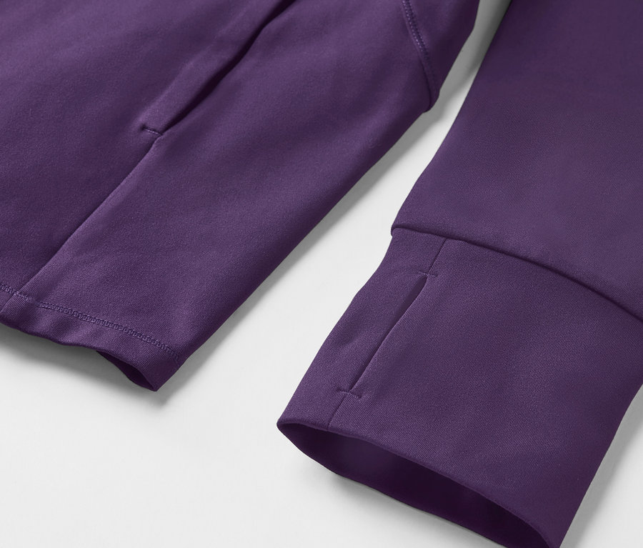 Detailansicht eines violetten Langarm-Sweatshirts mit Daumenlöchern und Armtasche.