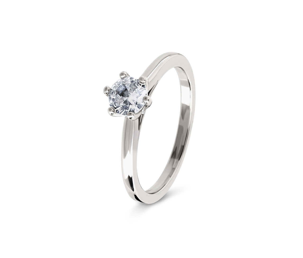 Detailaufnahme eines silbernen Rings mit klarem Stein.