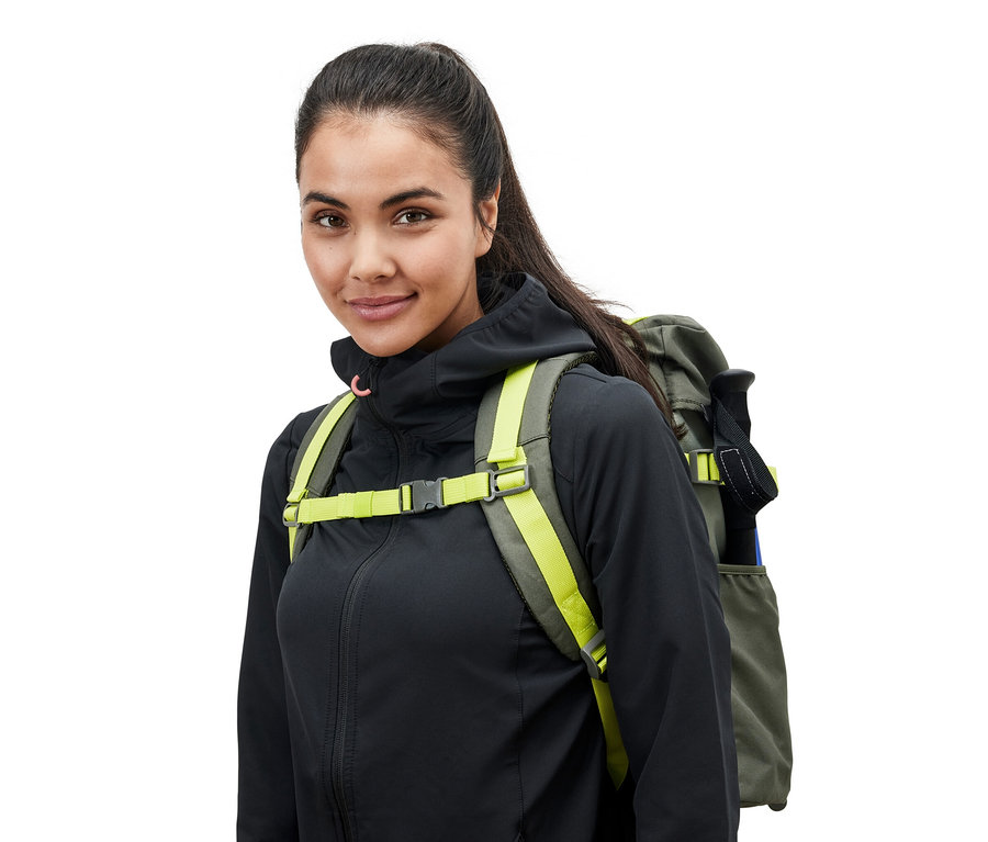 Frau mit einem Outdoor-Rucksack.