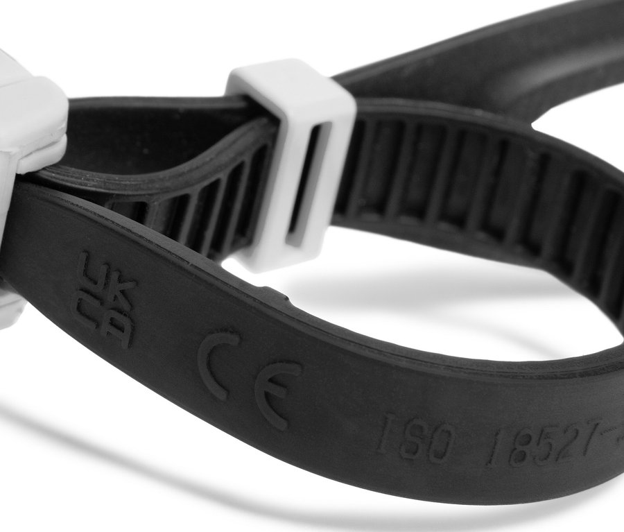 Detailaufnahme einer schwarzen arena Unisex-Schwimmbrille THE ONE PLUS mit weißen Schnallen.