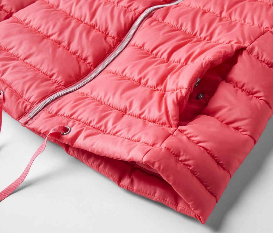 Detailansicht einer Steppweste mit Kapuze in Pink mit silbernem Reißverschluss.