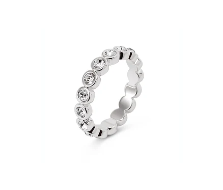 Nahaufnahme eines silbernen Memory Rings mit Kristall.