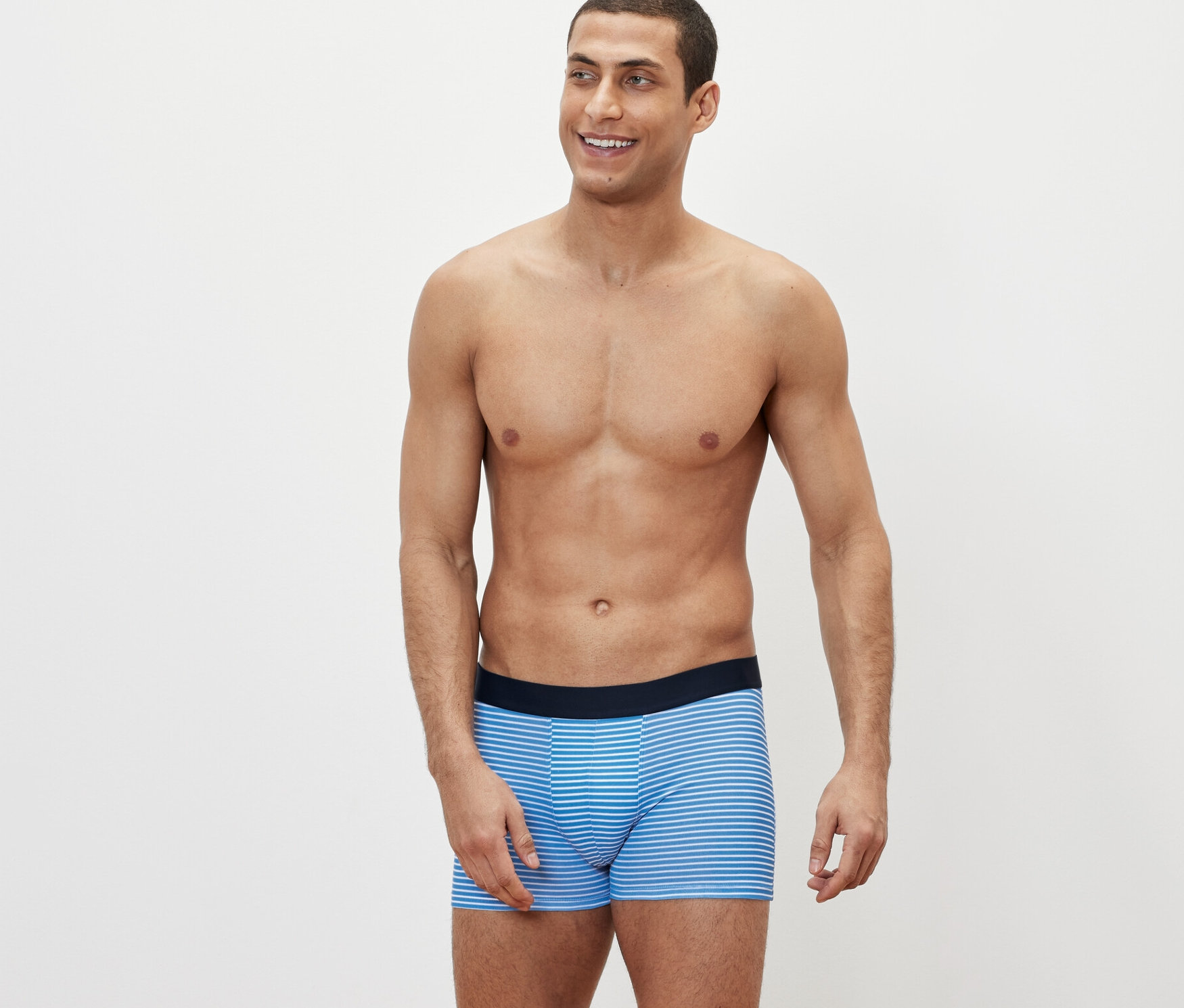 Mann posiert in gestreiften 4 Slipboxer.